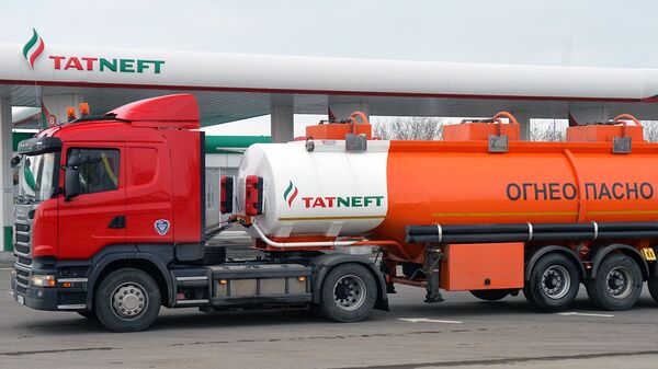 Бензовоз и АЗС компании Татнефть. Архивное фото Бензовоз и АЗС компании Татнефть. Архивное фото