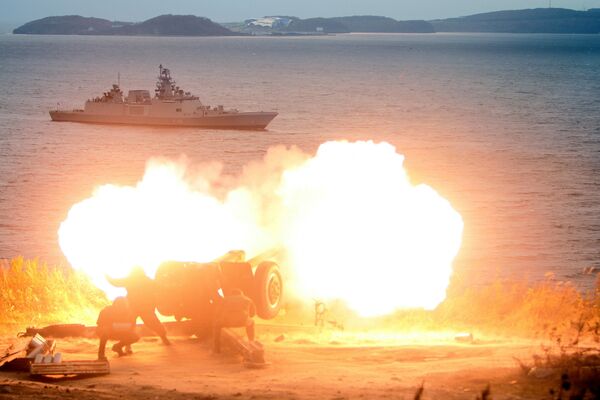 Артиллерийский салют во время захода фрегата ВМС Индии Саптура во Владивосток для участия в международном российско-индийском межвидовом учении Индра – 2017. 19 октября 2017 Артиллерийский салют во время захода фрегата ВМС Индии Саптура во Владивосток для участия в международном российско-индийском межвидовом учении Индра – 2017. 19 октября 2017