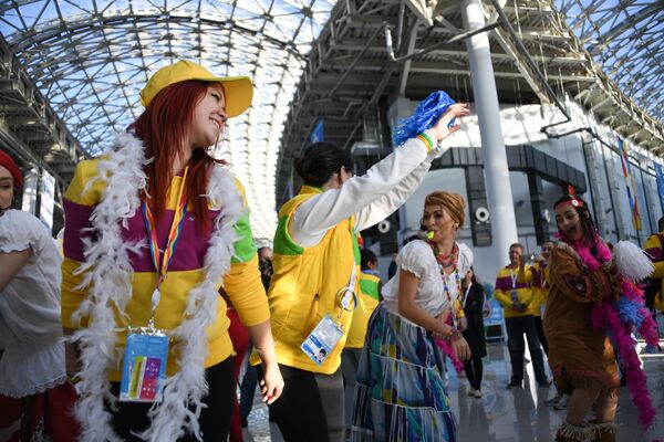 Участники XIX Всемирного фестиваля молодежи и студентов в Сочи Участники XIX Всемирного фестиваля молодежи и студентов в Сочи