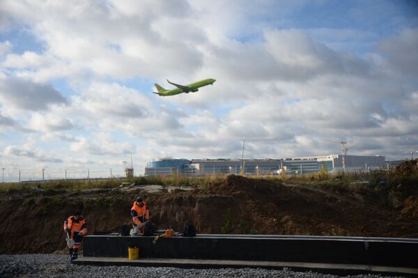 Самолет авиакомпании S7 Airlines в аэропорту Домодедово, где идет строительство нового терминала Самолет авиакомпании S7 Airlines в аэропорту Домодедово, где идет строительство нового терминала