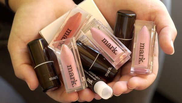 Торговый представитель косметики Avon демонстрирует косметику для подростков в Филадельфии Торговый представитель косметики Avon демонстрирует косметику для подростков в Филадельфии