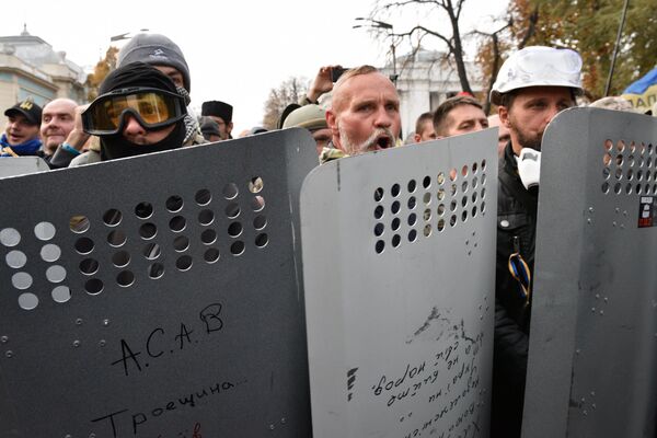 Бойцы батальона Донбасс во время митинга у здания Верховной рады Украины Бойцы батальона Донбасс во время митинга у здания Верховной рады Украины