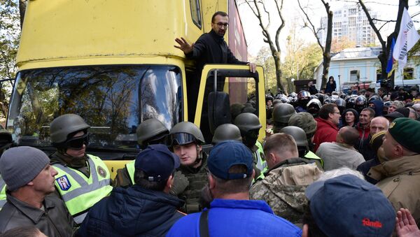 Депутат от фракции Блок Петра Порошенко Сергей Лещенко на автомобиле с аппаратурой, у которого произошла драка участников акции и правоохранительных органов. 22 октября 2017 Депутат от фракции Блок Петра Порошенко Сергей Лещенко на автомобиле с аппаратурой, у которого произошла драка участников акции и правоохранительных органов. 22 октября 2017