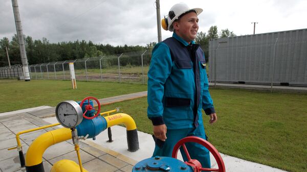 Рабочий на газокомпрессорной станции в Полтавской области Украины Рабочий на газокомпрессорной станции в Полтавской области Украины