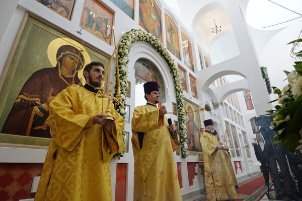 Священнослужители во время служения патриархом Московским и всея Руси Кириллом чина Великого освящения храма преподобного Сергия Радонежского на Ходынском поле Священнослужители во время служения патриархом Московским и всея Руси Кириллом чина Великого освящения храма преподобного Сергия Радонежского на Ходынском поле