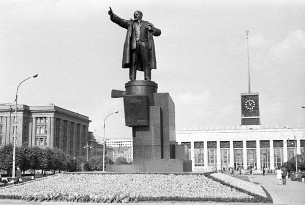 Памятник Владимиру Ильичу Ленину у Финляндского вокзала Памятник Владимиру Ильичу Ленину у Финляндского вокзала