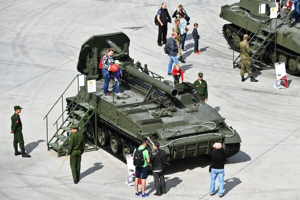 Посетители у 240-мм самоходного миномёта 2С4 Тюльпан Посетители у 240-мм самоходного миномёта 2С4 Тюльпан
