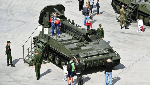Посетители у 240-мм самоходного миномёта 2С4 Тюльпан Посетители у 240-мм самоходного миномёта 2С4 Тюльпан