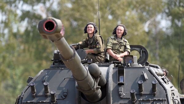 Военнослужащие российской армии на самоходной артиллерийской установке (САУ) Мста-С Военнослужащие российской армии на самоходной артиллерийской установке (САУ) Мста-С