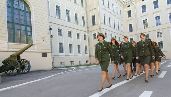 Девушки-курсанты на территории Военной академии РВСН имени Петра Великого Девушки-курсанты на территории Военной академии РВСН имени Петра Великого