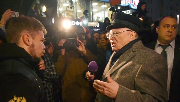 Лидер ЛДПР Владимир Жириновский у здания киноцентра Октябрь в Москве. 24 октября 2017 Лидер ЛДПР Владимир Жириновский у здания киноцентра Октябрь в Москве. 24 октября 2017