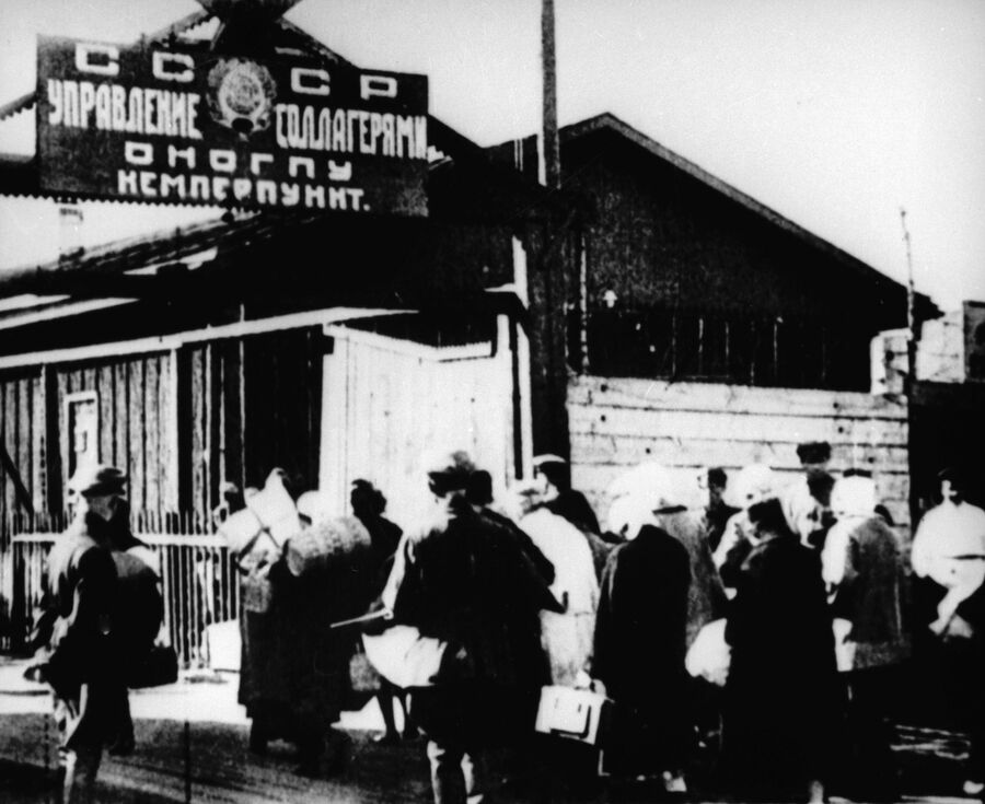 Политзаключенные у входа в Соловецкий лагерь особого назначения Политзаключенные у входа в Соловецкий лагерь особого назначения