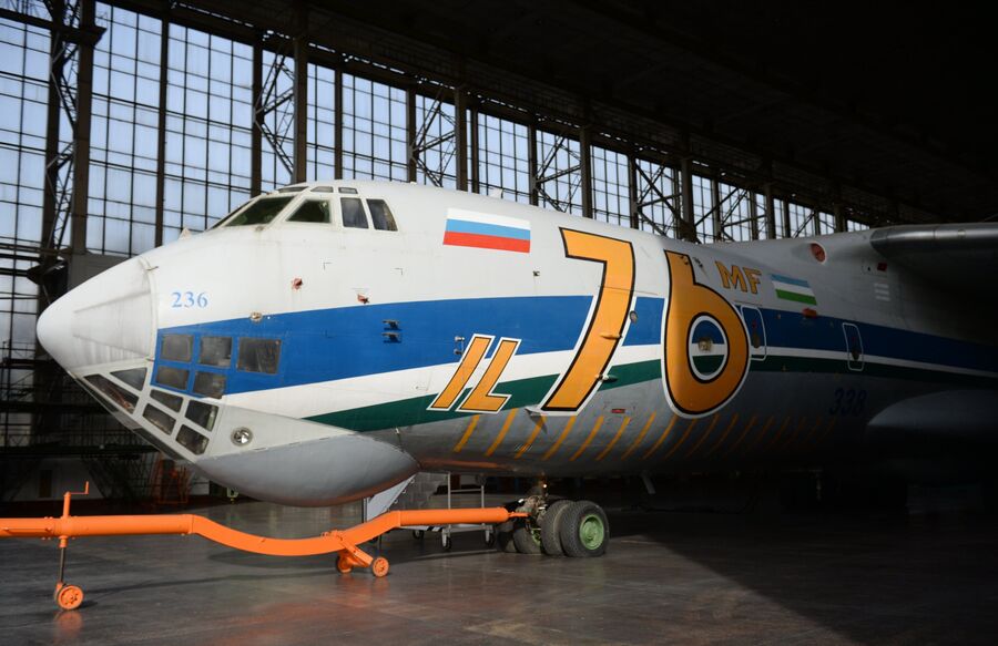 Самолет Ил-76 на территории Ташкентского механического завода Самолет Ил-76 на территории Ташкентского механического завода