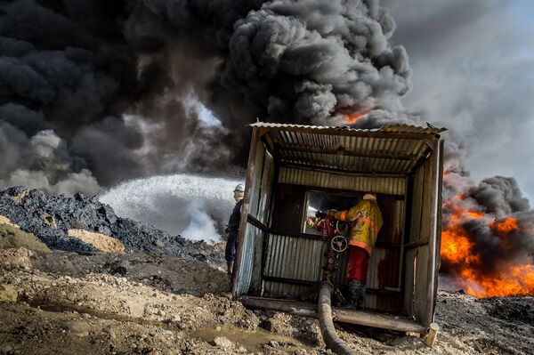 Alessandro Rota. Qayyarah burning oil fields Alessandro Rota. Qayyarah burning oil fields