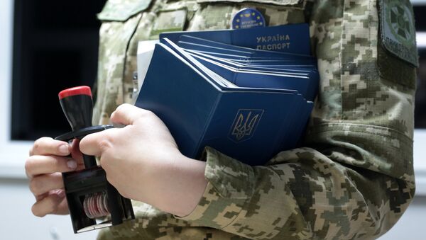 Сотрудница пограничной службы Украины на международном пункте пропуска через украинско-польскую границу Сотрудница пограничной службы Украины на международном пункте пропуска через украинско-польскую границу