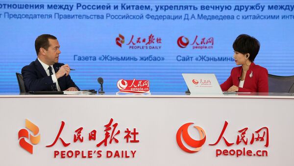 Председатель правительства РФ Дмитрий Медведев во время онлайн-конференции с китайскими интернет-пользователями в штаб-квартире Жэньминь жибао. 31 октября 2017 Председатель правительства РФ Дмитрий Медведев во время онлайн-конференции с китайскими интернет-пользователями в штаб-квартире Жэньминь жибао. 31 октября 2017