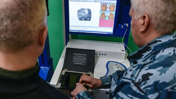 Сотрудник ФСИН России сканирует ладонь заключенного на многофункциональной дактилоскопической станции ПАПИЛОН МДС 45c в Следственном изоляторе № 2. 31 октября 2017 Сотрудник ФСИН России сканирует ладонь заключенного на многофункциональной дактилоскопической станции ПАПИЛОН МДС 45c в Следственном изоляторе № 2. 31 октября 2017