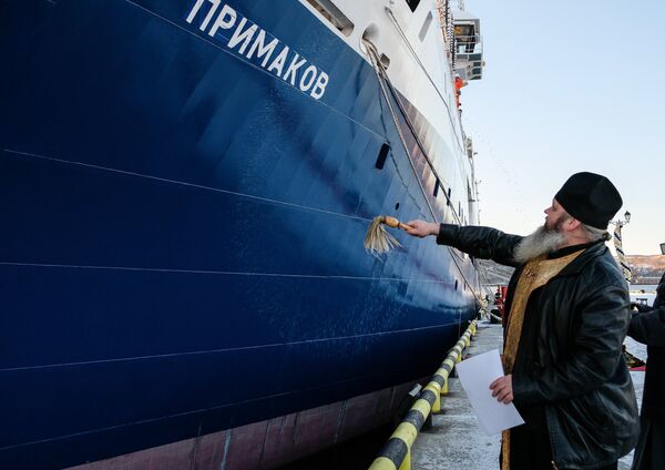 Священник проводит освящение научно-исследовательского судна Академик Примаков в Мурманске Священник проводит освящение научно-исследовательского судна Академик Примаков в Мурманске