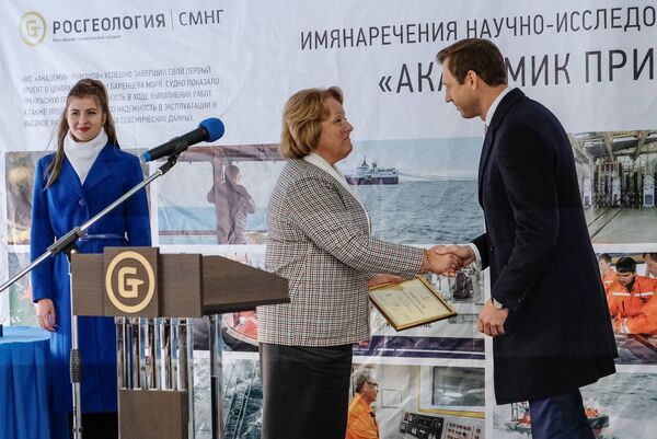 Генеральный директор АО Росгеология Роман Панов и вдова Евгения Примакова Ирина на церемонии имянаречения судна Академик Примаков Генеральный директор АО Росгеология Роман Панов и вдова Евгения Примакова Ирина на церемонии имянаречения судна Академик Примаков