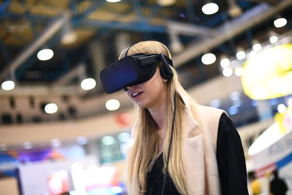 Посетительница на Russian Internet Week (Неделя российского интернета / RIW) в центральном выставочном комплексе Экспоцентр в Москве Посетительница на Russian Internet Week (Неделя российского интернета / RIW) в центральном выставочном комплексе Экспоцентр в Москве