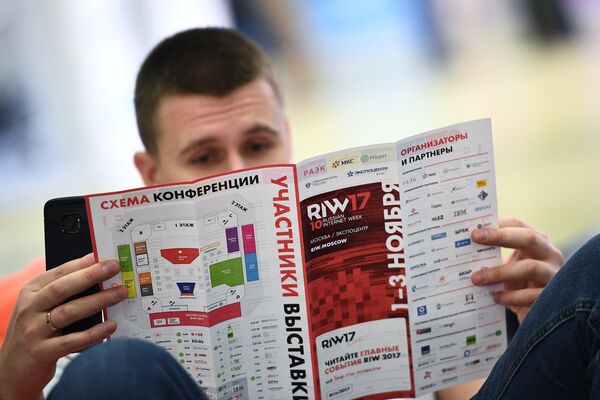 Посетитель на Russian Internet Week (Неделя российского интернета / RIW) в центральном выставочном комплексе Экспоцентр в Москве Посетитель на Russian Internet Week (Неделя российского интернета / RIW) в центральном выставочном комплексе Экспоцентр в Москве