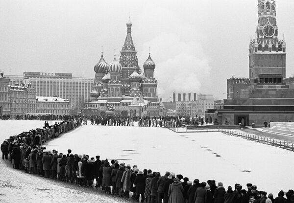 Очередь к Мавзолею на Красной площади. 60 лет со дня смерти В.И.Ленина Очередь к Мавзолею на Красной площади. 60 лет со дня смерти В.И.Ленина