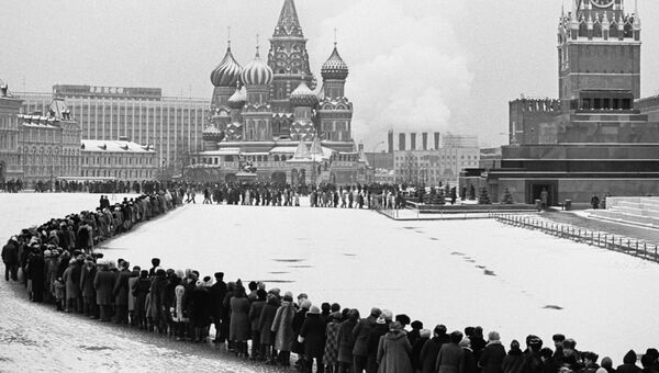 Очередь к Мавзолею на Красной площади. 60 лет со дня смерти В.И.Ленина Очередь к Мавзолею на Красной площади. 60 лет со дня смерти В.И.Ленина