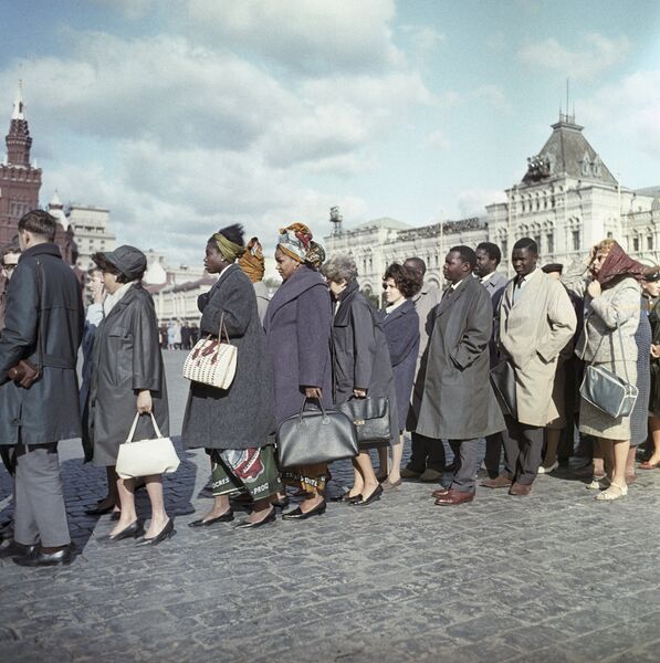 Очередь к Мавзолею В.И.Ленина. 1965 год Очередь к Мавзолею В.И.Ленина. 1965 год