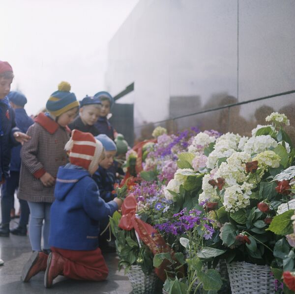 Дети во время возложения цветов к Мавзолею В.И.Ленина в Москве. 1968 год Дети во время возложения цветов к Мавзолею В.И.Ленина в Москве. 1968 год
