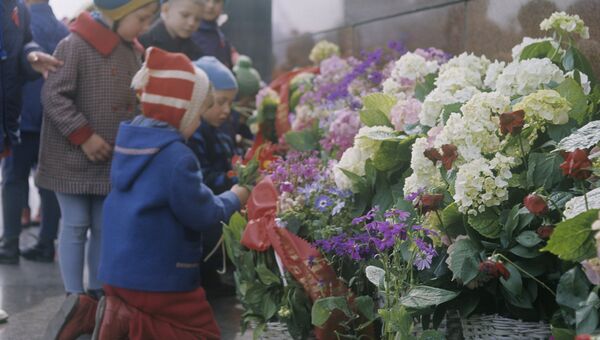 Дети во время возложения цветов к Мавзолею В.И.Ленина в Москве. 1968 год Дети во время возложения цветов к Мавзолею В.И.Ленина в Москве. 1968 год
