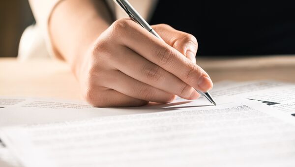 Мужчина подписывает документы Мужчина подписывает документы
