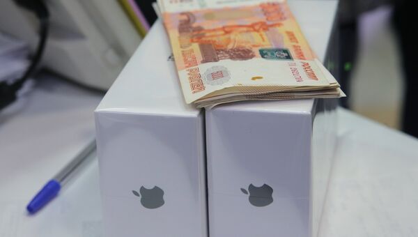 Новые смартфоны iPhone X в магазине. Архвиное фото Новые смартфоны iPhone X в магазине. Архвиное фото