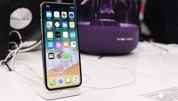 Новый смартфон iPhone X во время старта продаж в магазине re:Store на Тверской улице в Москве. 3 ноября 2017 Новый смартфон iPhone X во время старта продаж в магазине re:Store на Тверской улице в Москве. 3 ноября 2017
