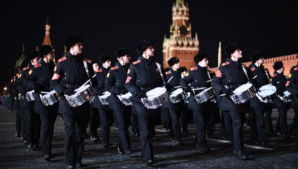 Военнослужащие во время репетиции марша, посвященного 76-й годовщине военного парада на Красной площади 7 ноября 1941 года Военнослужащие во время репетиции марша, посвященного 76-й годовщине военного парада на Красной площади 7 ноября 1941 года