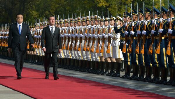 Председатель правительства РФ Дмитрий Медведев и премьер Госсовета КНР Ли Кэцян во время церемонии официальной встречи в Пекине. 1 ноября 2017 Председатель правительства РФ Дмитрий Медведев и премьер Госсовета КНР Ли Кэцян во время церемонии официальной встречи в Пекине. 1 ноября 2017