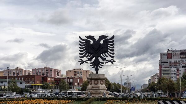 Герб Албании на одной из площадей в Тиране