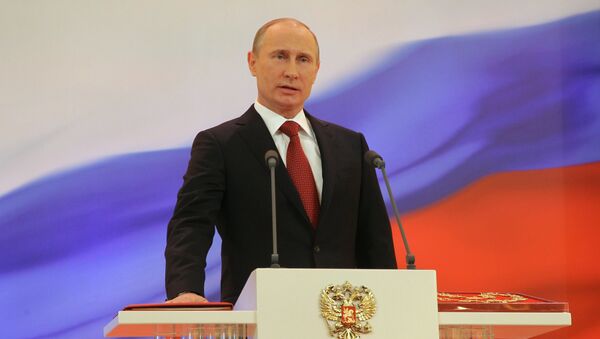 Избранный президент РФ Владимир Путин произносит текст присяги во время церемонии инаугурации. 7 мая 2012 Избранный президент РФ Владимир Путин произносит текст присяги во время церемонии инаугурации. 7 мая 2012