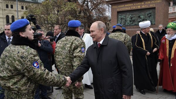 Президент РФ Владимир Путин на церемонии возложения цветов к памятнику Кузьме Минину и Дмитрию Пожарскому на Красной площади. 4 ноября 2017 Президент РФ Владимир Путин на церемонии возложения цветов к памятнику Кузьме Минину и Дмитрию Пожарскому на Красной площади. 4 ноября 2017