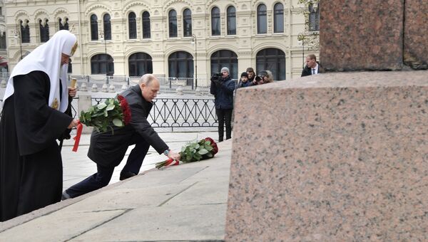 Президент РФ Владимир Путин на церемонии возложения цветов к памятнику Кузьме Минину и Дмитрию Пожарскому на Красной площади. 4 ноября 2017 Президент РФ Владимир Путин на церемонии возложения цветов к памятнику Кузьме Минину и Дмитрию Пожарскому на Красной площади. 4 ноября 2017