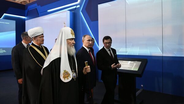 Президент РФ Владимир Путин во время посещения мультимедийной выставки-форума Россия, устремленная в будущее. 4 ноября 2017 Президент РФ Владимир Путин во время посещения мультимедийной выставки-форума Россия, устремленная в будущее. 4 ноября 2017