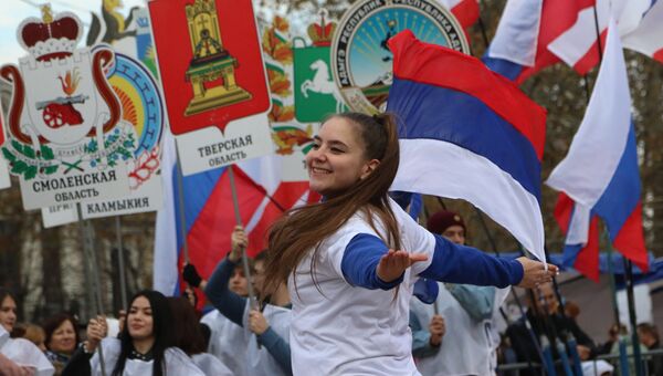 Участники театральной постановки с выносом 85 гербов субъектов России на праздновании Дня народного единства в Симферополе. 4 ноября 2017 Участники театральной постановки с выносом 85 гербов субъектов России на праздновании Дня народного единства в Симферополе. 4 ноября 2017