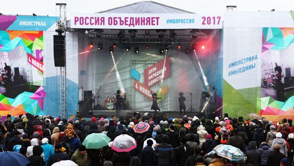 Артисты выступают на праздновании Дня народного единства на площади имени Ленина в Новосибирске. 4 ноября 2017 Артисты выступают на праздновании Дня народного единства на площади имени Ленина в Новосибирске. 4 ноября 2017