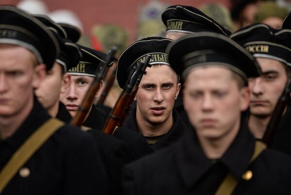 Военнослужащие на генеральной репетиции марша, посвященного 76-й годовщине парада 1941 года, на Красной площади в Москве Военнослужащие на генеральной репетиции марша, посвященного 76-й годовщине парада 1941 года, на Красной площади в Москве