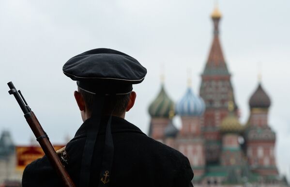 Военнослужащий на генеральной репетиции марша, посвященного 76-й годовщине парада 1941 года, на Красной площади в Москве Военнослужащий на генеральной репетиции марша, посвященного 76-й годовщине парада 1941 года, на Красной площади в Москве