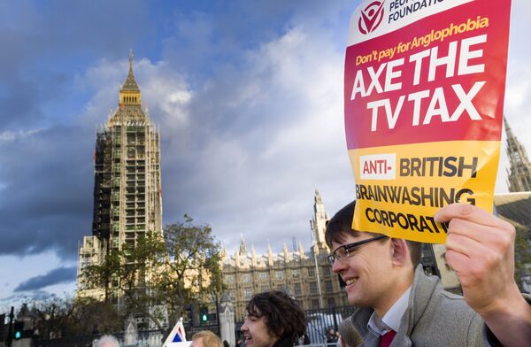 Участники акции против телерадиовещательной корпорации BBC в Лондоне. 5 ноября 2017 Участники акции против телерадиовещательной корпорации BBC в Лондоне. 5 ноября 2017