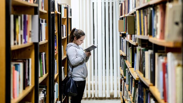 Посетительница в библиотеке Посетительница в библиотеке