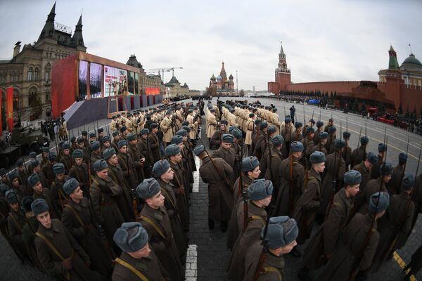 Военнослужащие перед началом марша, посвященного 76-й годовщине военного парада 1941 года. 7 ноября 2017 Военнослужащие перед началом марша, посвященного 76-й годовщине военного парада 1941 года. 7 ноября 2017