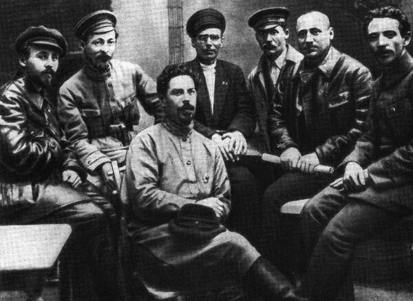 Члены ВЧК С. Г. Уралов, Ф. Е. Дзержинский, К. М. Волобуев, М. И. Васильев-Южин, В. И. Савинов, И. К. Ксенофонтов в 1919 году Члены ВЧК С. Г. Уралов, Ф. Е. Дзержинский, К. М. Волобуев, М. И. Васильев-Южин, В. И. Савинов, И. К. Ксенофонтов в 1919 году