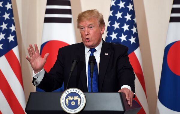 Президент США Дональд Трамп во время совместной пресс-конференции с президентом Южной Кореи Мун Чжэ Ином в Сеуле. 7 ноября 2017 Президент США Дональд Трамп во время совместной пресс-конференции с президентом Южной Кореи Мун Чжэ Ином в Сеуле. 7 ноября 2017
