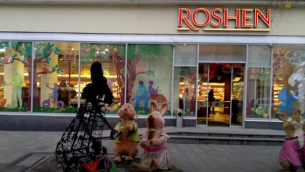 Сожженная фигура зайчихи у магазина Roshen во Львове Сожженная фигура зайчихи у магазина Roshen во Львове
